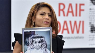 زوجة مدون سعودي معتقل تطالب بريطانيا بالتدخل للإفراج عن زوجها