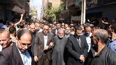 محافظ الشرقية يقدم واجب العزاء لأهالي شهيد مشتول السوق (صور)