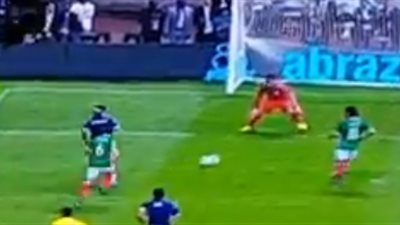 نجوم المكسيك يهزمون أساطير العالم «9 - 8» بمشاركة «أبوتريكة»