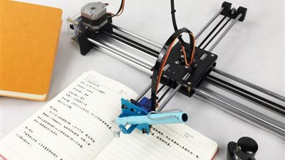 فتاة تستخدم «روبوت» لإنهاء واجباتها المدرسية أسرع (فيديو)