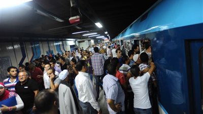 إقبال كثيف على «المترو» عقب ارتفاع أجرة «الميكروباص»
