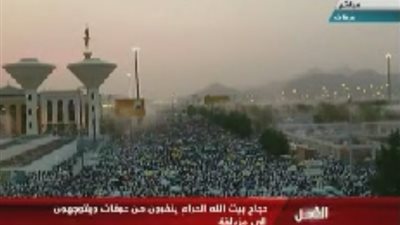 بالفيديو.. حجاج بيت الله ينفرون من صعيد عرفات إلى «مزدلفة»