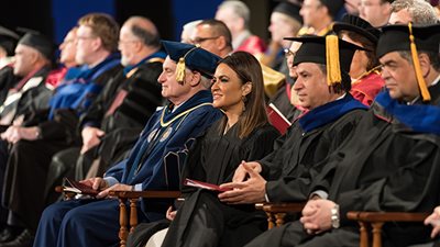 بحضور ساويرس.. الجامعة الأمريكية تحتفل بتخريج دفعات جديدة (صور)