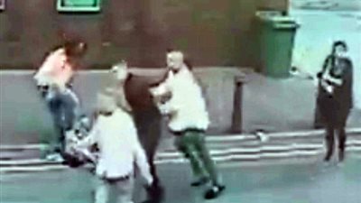 بالفيديو والصور.. امرأة وصديقها يعتديان على مراهق خارج ملهى ليلي