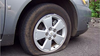 تعمل إيه لو انفجر إطار سيارتك