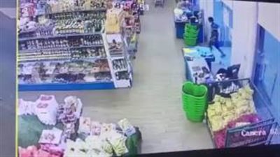 بالفيديو.. لحظة سرقة مراهقين سوبر ماركت مستغلين وقت الإفطار