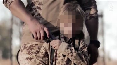 بالصور.. طفل أشقر ينفذ أحدث عمليات الإعدام في «داعش»