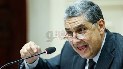 «طوارئ شاكر».. وزير الكهرباء غاضب بعد سقوط 20 برجا جراء العاصفة الترابية.. تقرير رسمي: ٢٣٠٠ برج آيل للسقوط.. واجتماع بالوزارة يحاول إنقاذ الموقف بـ٦٥٠ مليون جنيه
