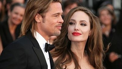 بالصور.. قصة حب براد بيت وانجلينا جولي من «اللوكيشن» إلى «الطلاق»