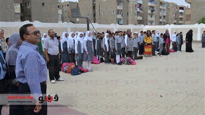 محافظ الإسماعيلية يشارك الطلاب تحية العلم والنشيد الوطني