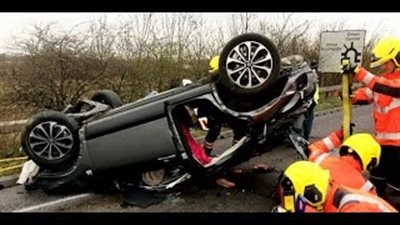 بالفيديو والصور.. سيارة تحلق في الهواء قبل أن تتحطم على الطريق