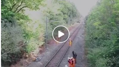 بالفيديو.. رجل شجاع ينقذ آخرا من الموت دهسا تحت عجلات قطار