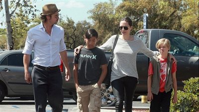 بالصور.. أنجيلينا جولي وبراد بيت في متجر ألعاب من أجل توءمهما