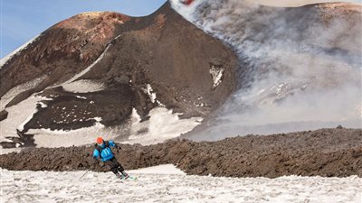 بالصور.. متهوران يتزلجان بالقرب من بركان ثائر