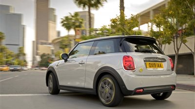 أداء كهربائي في أصغر سيارة ميني كوبر SE (صور)