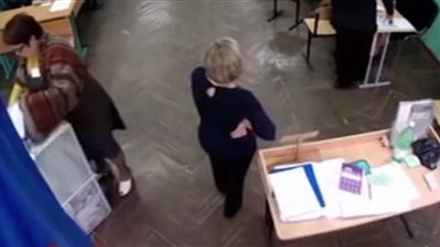 بالفيديو.. «على خطى مبارك».. حزب بوتين يسود بطاقات انتخابات روسيا