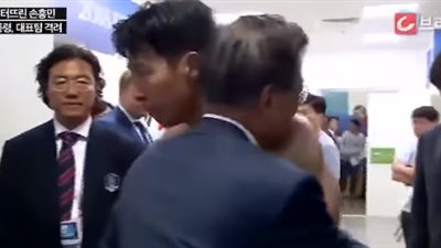 بكاء صاحب هدف خروج ألمانيا أمام رئيس كوريا بسبب أزمة تهدد مسيرته