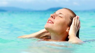 تعرف على أفضل طريقة لحماية الشعر من ملوحة البحر