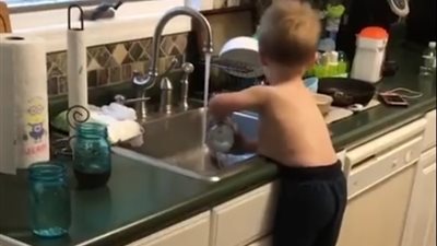 طفل يستخدم «كرشه» بشكل يثير سخرية مواقع التواصل الاجتماعي (فيديو)