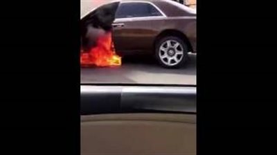 بالفيديو.. احتراق سيارة رولز رويس بالرياض يثير ضجة