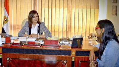 وزيرة الهجرة تستقبل أول محترفة بالدوري الفرنسي لكرة اليد