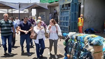 وفد من وزارة البيئة يتفقد مصنع تدوير المخلفات بالغردقة (صور)