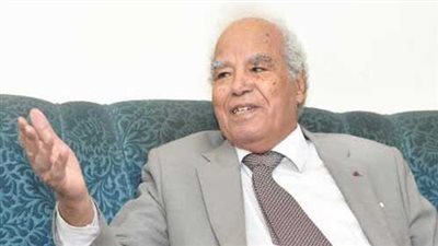 منح جائزة النيل في الآداب لاسم الراحل الطاهر مكي