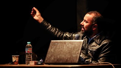 كريم نبيل يناقش إكسسوارات الإضاءة داخل استديو بـ«نادي الكاميرا» (صور)