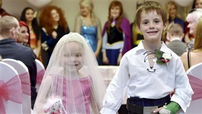 بالصور.. حفل زفاف طفلة بريطانية مريضة بالسرطان عمرها 5 سنوات