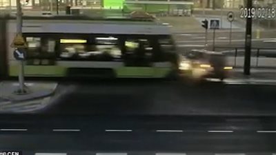 لحظة اصطدام ترام بسيارة تحمل امرأة وطفليها (فيديو وصور)