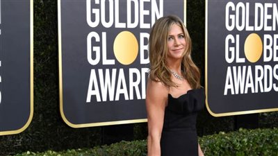 جينفر أنستون تحبس الأنفاس بالأسود في حفل جولدن جلوب (صور)