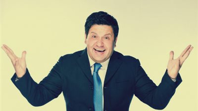 إدوارد يحتفل بانتهاء تصوير «طاقة القدر» في متجر لعب أطفال