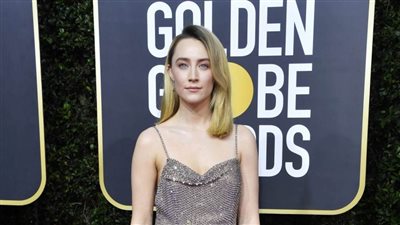 سيرشا رونان بإطلالة مثيرة في حفل جولدن جلوب (صور)