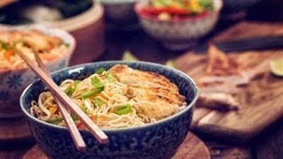 بالفيديو والصور.. تكس الزبائن على مطعم يقدم مكرونة بالحشرات