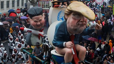 كرنفال برتغالي يصور ترامب وبوتين وكيم جونج أون دمى بجسم سمكة قرش