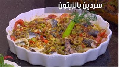 طريقة عمل صينية السردين بالزيتون (فيديو)