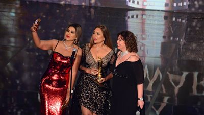 تكريم ليلى علوي ومدحت صالح في حفل جوائز السينما العربية (صور)