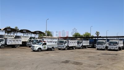 محافظ قنا: توزيع 18 حاوية قمامة على قرى المدينة (صور)