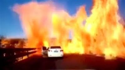 لقطات مرعبة لسيارة مشتعلة تحول طريقا إلى كتلة نارية (فيديو)