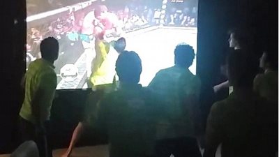 لاعبو البرازيل يستعدون لمواجهة ألمانيا بمشاهدة مباراة ملاكمة