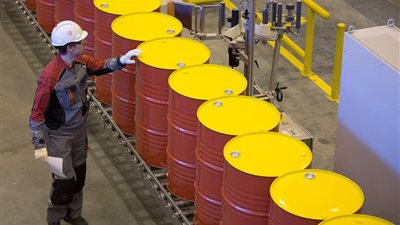 النفط يرتفع والبنزين يقفز 13% مع انخفاض رصيد المصافي الأمريكية