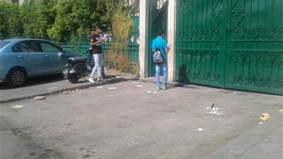 مدرسة الجيزة بنين تسمح لطالبين بالدخول بعد بدء اللجنة