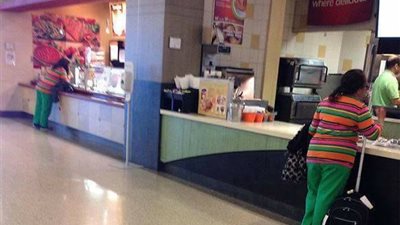 بالصور.. أغرب الصدف تجمع أشخاصا يرتدون نفس الملابس في مكان واحد