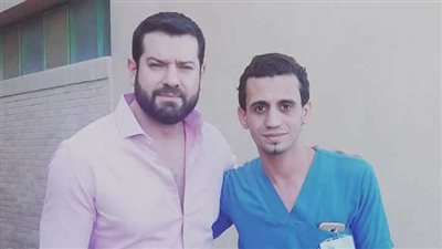 شاهد..  صورة شاب مع عمرو يوسف تثير سخرية مواقع التواصل