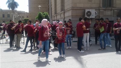 طلاب حقوق القاهرة يلتقطون السيلفي بحفل «الفوتو داي»