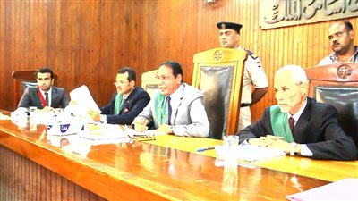 محاكمة 21 من عناصر 