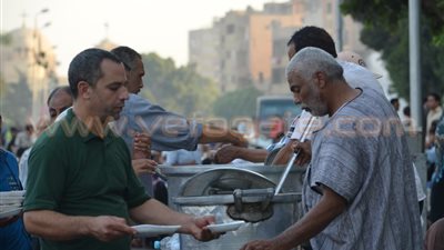 بالفيديو والصور.. لحظة الإفطار بمسجد عمرو بن العاص في «ليلة القدر»