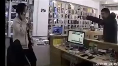 لحظة اعتداء رجل على امرأة بساطور (فيديو)