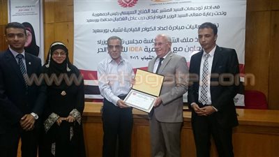 بالصور.. «أيديا أكاديمي» تهدي درع التميز لمحافظ بورسعيد