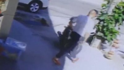 بالفيديو والصور.. لحظة تخلى رجل عن طفله أمام دار أيتام